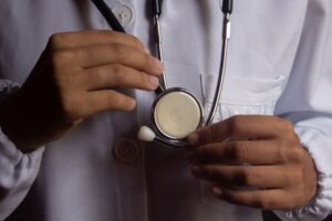 Quem decide o seu tratamento: o médico ou o plano de saúde?